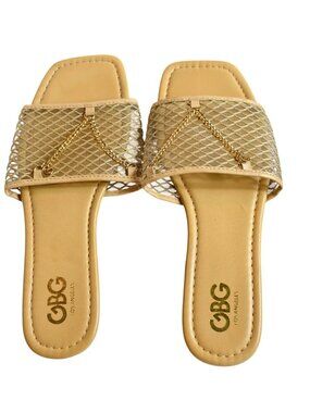 GBG Los Angeles Womens 10M Slide Sandals Tan Gold Chain "G" Charm Preppy Chic